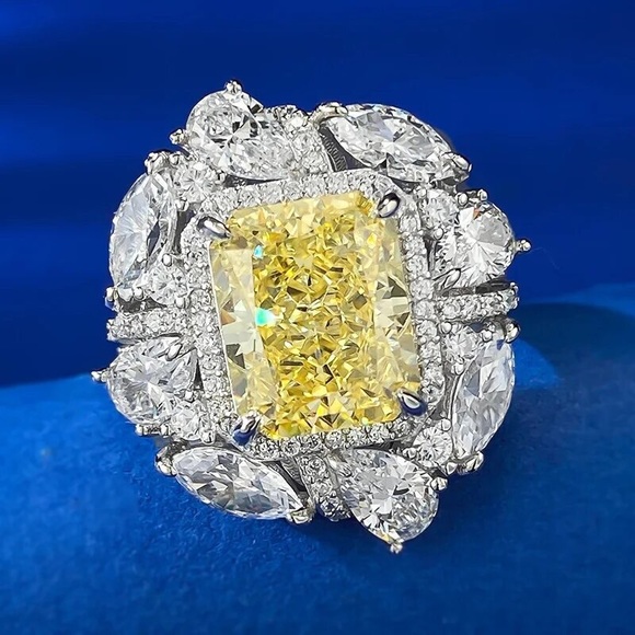 Neiman Marcus Jewelry - 18k 5ct Canary Ring